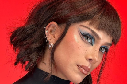 Para el personaje de Yeliana, Greeicy utiliza una peluca negra corta y lentes de contacto.