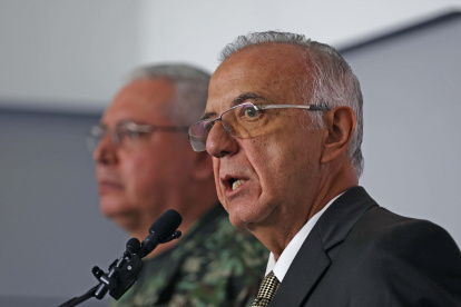 El ministro de Defensa de Colombia, Iván Velásquez, habla durante una declaración hoy, en Bogotá (Colombia).