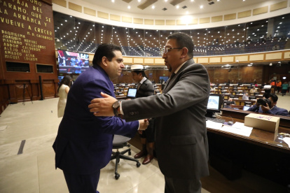 Acto. El 15 de noviembre de 2022, Juan Carlos Larrea fue posesionado en el pleno de la Asamblea Nacional.