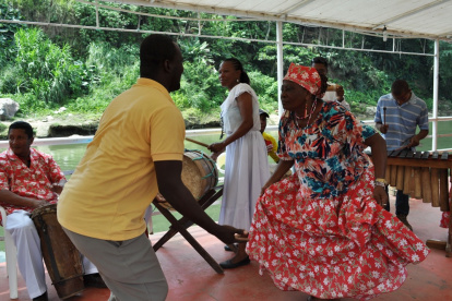 Un grupo de personas bailan al ritmo de la marimba, una de las tradiciones considerada patrimonio del país.