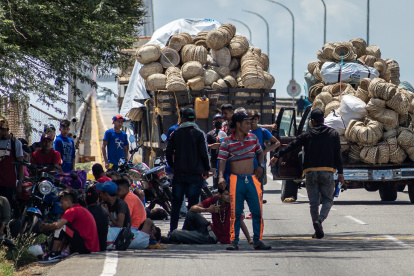Personas de la Etnia yukpa bloquean el puente General Rafael Urdaneta (puente sobre el Lago de Maracaibo), durante una manifestación, hoy en Maracaibo, (Venezuela).