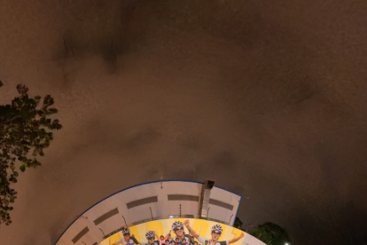 Toma aérea de cientos de ciclistas disfrutando del homenaje a Richard Carapaz.