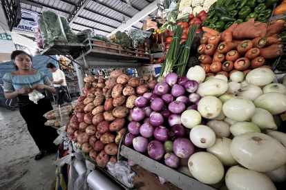 Mercado. En Sauces IX los comerciantes señalan que en Montebello la cebolla está más cara y escasea.