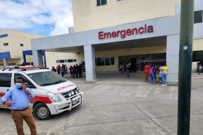 Resguardo. La seguridad en el hospital Delfina Concha, en el sur de Esmeraldas, fue reforzada con uniformados.