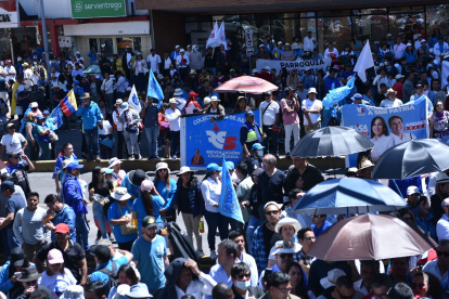 Concentración. Decenas de correístas se agolparon en la entrada del Consejo Nacional Electoral y pusieron nerviosa a la Policía.