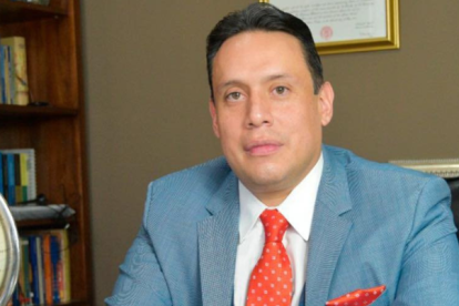 El diplomático fue señalado por su expareja de violencia