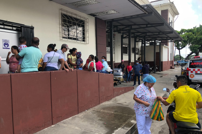 Exteriores del Hospital Martín Icaza, de Babahoyo, donde permanece en cuidados intenivos la adulta mayor que había sido declarada muerta.