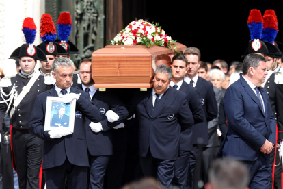 El ataúd del ex primer ministro italiano y magnate de los medios Silvio Berlusconi sale de la Catedral de Milán (Duomo) al final del funeral de estado en Milán, Italia, el 14 de junio de 2023 Silvio Berlusconi murió en 86 años el 12 de junio de 2023 en el hospital San Raffaele de Milán.