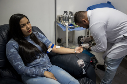 Fotografía que muestra una donante voluntaria en un banco de sangre privado el 13 de junio de 2023, en Caracas (Venezuela). EFE/ Miguel Gutierrez