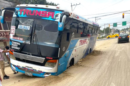 Así quedó el bus de transporte en Santa Elena.