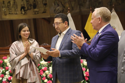 Saquicela llegó a la Asamblea con Democracia Sí y se unió al bloque oficialista, pero luego cambió de bando y se pasó a la oposición.