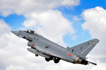 Uno de los aviones de combates en pleno vuelo.