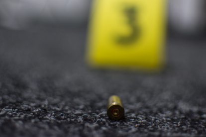 Restos. Uno de los periodistas agredidos se salvó de los disparos dados, cuando recogió sus cosas encontró los restos de balas.