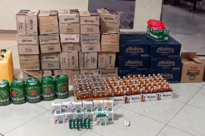 Evidencias. Parte del licor decomisado en un camión.