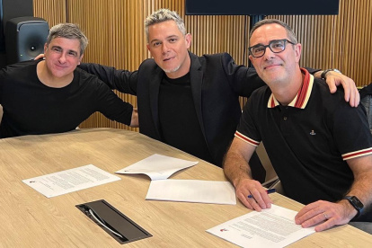 Alejandro Sanz junto a los presidentes de Sony Music Latin-Iberia.