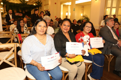 Evento.- Dueñas de tiendas que han terminado su capacitación para administrar mejor el negocio.