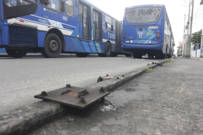 Sostén. En casi todo el tramo de la calle Sucre, desde Tulcán hasta García Avilés, han desaparecido las varillas que sostienen las barandas de plástico contra el esmog.