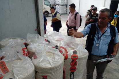 Operativo. Autoridades de la Gobernación del Guayas y de la Intendencia hacen control en una piladora de Daule.