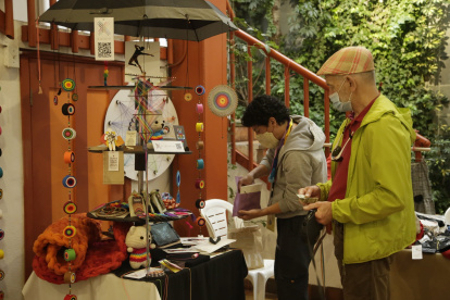 Ropa, arte y joyería son algunos de los productos que se venden