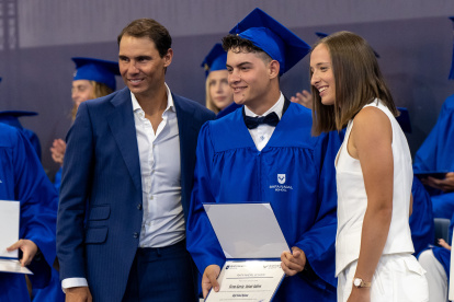 Iga Swiatek, actual # 1 del mundo (d), asistió a la graduación.