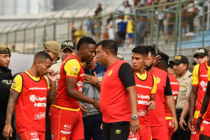 César Farías (c), entrenador de Aucas, fue expulsado tras un incidente con dos jugadores de Delfín.