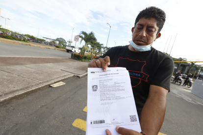 El hijo de Bella Montoya muestra el certificado de defunción de su madre que está viva