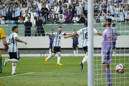 Lionel Messi celebra junto a sus compañero el primer tanto de la victoria ante Pekín que terminó en 2-0.