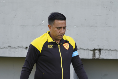 El entrenador César Farías no podrá dirigir a Aucas durante 14 meses.