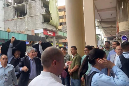 El presidente Lasso llegó con un gran resguardo policial y militar para un acto fugaz en el centro de la ciudad de Machala.