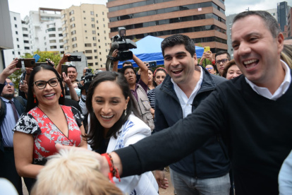 Erika Paredes (c) recientemente culminó una maestría en la universidad de Harvard.