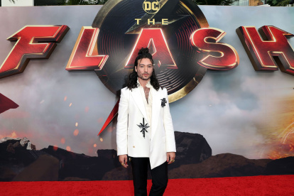 Ezra Miller reapareció tras varias denuncias criminales.
