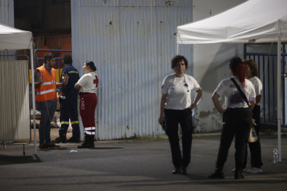 Imagen de voluntarios junto al almacén donde son tratados los supervivientes del naufragio este miércoles en el Mar Jónico de un pesquero con cientos de migrantes a bordo. EFE/EPA/YANNIS KOLESIDIS