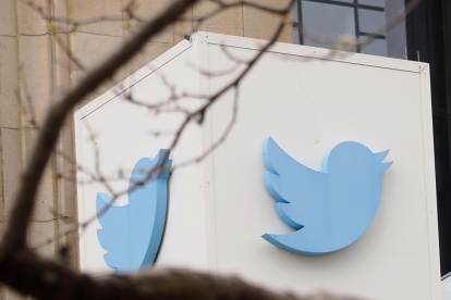 Fotografía de archivo en la que se registró un logoTwitter, en la sede principal de esta red social, en San Francisco (California, EE.UU.).