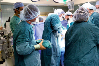 Médicos del Miami Transplant Institute mientras realizan una cirugía.