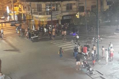 LOS HABITANTES DE LA AVENIDA VICENTE PIEDRAHITA DE BANIFE SALIERON  DE SUS DOMICLIOS A MIRAR QUE HABIA PASADO EN EL ASADERO