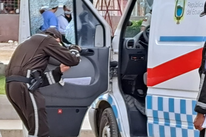 Un agente examina las huellas de los disparos efectuados contra una ambulancia del sistema ECU911