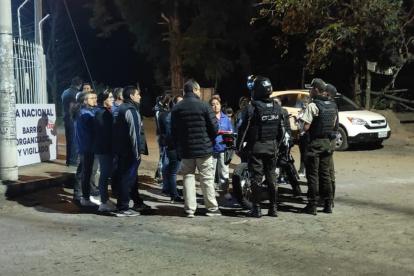 Cita. La policía junto a los vecinos de Conocoto tras la ronda nocturna.