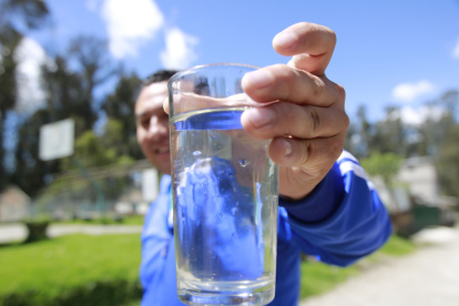 La realidad. Un morador mostró un vaso de agua recién tomada de una llave, la misma que lucía turbia, en relación a una de botella.