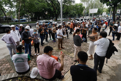 La gente fue evacuada de lso edifcios en Filiínas, por un terremoto de magnitud, 6,2