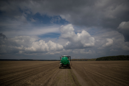 Vista de un campo de cultivo en una carretera en las inmediaciones de Kiev.