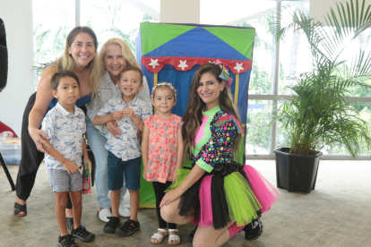 Dahiana Rivadeneira, Verónica Gálvez, Zachary, Vincent y Madeleine Zeller y Solange Andrade.