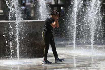 Una mujer se refresca en una fuente el 14 de junio de 2023, en la Alameda Central la Ciudad de México (México).