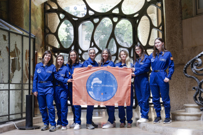 Integrantes de la misión simulada a Marte Hypatia I, integrada totalmente por astronautas mujeres, posan en la Pedrera antes de presentar los resultados de su experiencia marcada por las limitaciones de agua, alimentación y comunicaciones.