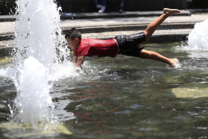 Un niño se refresca en una pileta tras la sofocante ola de calor