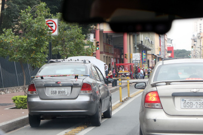 Carros parqueados en ciclovías del centro de la urbe, es un panorama muy recurrente.