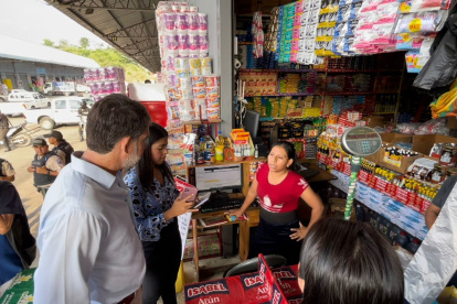 Control.- El gobernador del Guayas, Francesco Tabacchi, realiza un operativo en el mercado ubicado en Montebello, en Guayaquil.