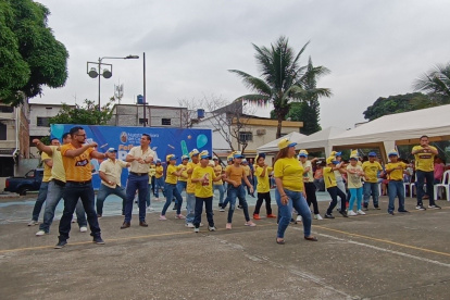 Los padres se divirtieron realizando diferentes actividades que prepararon sus hijos en los planteles educativos.