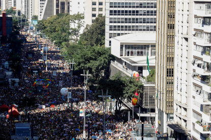 Fotografía de archivo en la que se registró a miles de personas durante una marcha en la Avenida Paulista, en Sao Paulo (Brasil).