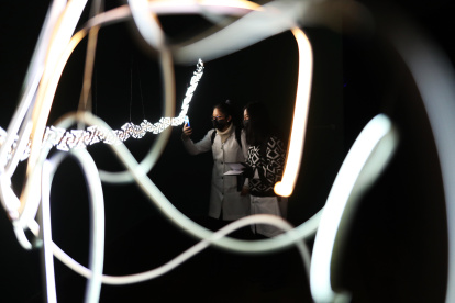 Pistas. Personas visitan la exposición ‘Allqa siempre allqa’ en el Centro Cultural de España, en La Paz (Bolivia).