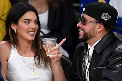 Kendall Jenner y Bad Bunny juntos en un partido de la NBA.